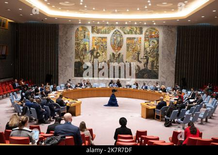 New York, États-Unis. 18th octobre 2022. (La photo prise le 18 octobre 2022 montre une vue d'une réunion du Conseil de sécurité de l'ONU sur le Mali au siège de l'ONU à New York. El-Ghassim wane, représentant spécial du secrétaire général de l'ONU et chef de la mission de maintien de la paix de l'ONU au Mali, a déclaré mardi que des progrès ont été réalisés dans la transition et le processus de paix au Mali, mais il reste préoccupé par la situation sécuritaire dans le pays. (Eskinder Debebe/un photo/Handout via Xinhua) Credit: Xinhua/Alay Live News Banque D'Images