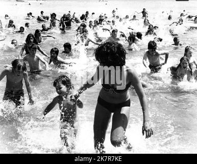 Beach Scene film: JAWS (USA 1975) Directeur: Steven Spielberg 20 juin 1975 **AVERTISSEMENT** cette photographie est à usage éditorial exclusif et est le droit d'auteur d'UNIVERSAL et/ou du photographe assigné par la Société de film ou de production et ne peut être reproduite que par des publications en conjonction avec la promotion du film ci-dessus. Un crédit obligatoire pour UNIVERSEL est requis. Le photographe doit également être crédité lorsqu'il est connu. Aucune utilisation commerciale ne peut être accordée sans l'autorisation écrite de la Société du film. Banque D'Images