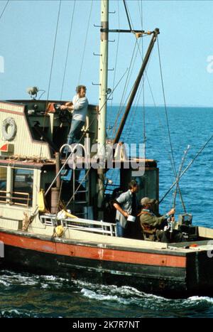 Richard Dreyfuss, Roy Scheider & Robert Shaw film: JAWS (USA 1975) personnages: Matt Hooper, chef de police Martin Brody, Quint / Mécanique Shark 'Bruce' Directeur: Steven Spielberg 20 juin 1975 **AVERTISSEMENT** cette photographie est à usage éditorial exclusif et est le droit d'auteur d'UNIVERSAL et/ou du photographe assigné par la Société de film ou de production et ne peut être reproduite que par des publications en conjonction avec la promotion du film ci-dessus. Un crédit obligatoire pour UNIVERSEL est requis. Le photographe doit également être crédité lorsqu'il est connu. Aucune utilisation commerciale ne peut être accordée sans autorisation écrite Banque D'Images