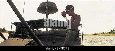 Laurence Fishburne film: Apocalypse Now; Apocalypse Now Redux (USA 1979) personnages: Tyrone 'Clean' Miller Directeur: Francis Ford Coppola 10 mai 1979 **AVERTISSEMENT** cette photographie est destinée à un usage éditorial exclusif et est protégée par les droits d'auteur des ARTISTES UNIS et/ou du photographe assigné par la Société de film ou de production et ne peut être reproduite que par des publications dans le cadre de la promotion du film ci-dessus. Un crédit obligatoire pour LES ARTISTES UNIS est requis. Le photographe doit également être crédité lorsqu'il est connu. Aucune utilisation commerciale ne peut être accordée sans l'autorisation écrite de la Société du film. Banque D'Images