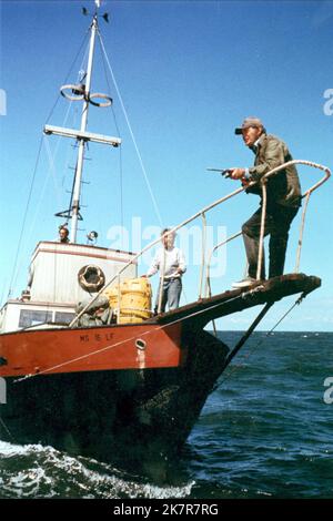 Robert Shaw, Richard Dreyfuss & Roy Scheider film: JAWS (USA 1975) personnages: Quin, Matt Hooper, chef de police Martin Brody Directeur: Steven Spielberg 20 juin 1975 **AVERTISSEMENT** cette photographie est à usage éditorial exclusif et est le droit d'auteur d'UNIVERSAL et/ou du photographe assigné par la Société de film ou de production et ne peut être reproduite que par des publications en conjonction avec la promotion du film ci-dessus. Un crédit obligatoire pour UNIVERSEL est requis. Le photographe doit également être crédité lorsqu'il est connu. Aucune utilisation commerciale ne peut être accordée sans l'autorisation écrite de la Société du film. Banque D'Images