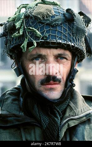 Anthony Hopkins film: A Bridge Too far (UK/USA 1977) personnages: Lieutenant-colonel John D. Frost Directeur: Richard Attenborough 15 juin 1977 **AVERTISSEMENT** cette photographie est à usage éditorial exclusif et est le droit d'auteur des ARTISTES UNIS et/ou du photographe assigné par la Société de film ou de production et ne peut être reproduite que par des publications dans le cadre de la promotion du film ci-dessus. Un crédit obligatoire pour LES ARTISTES UNIS est requis. Le photographe doit également être crédité lorsqu'il est connu. Aucune utilisation commerciale ne peut être accordée sans l'autorisation écrite de la Société du film. Banque D'Images