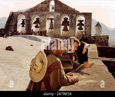 Clint Eastwood & Shirley MacLaine film deux mules pour Sister Sara (USA/MEX 1970) personnages : Hogan, Sara réalisateur : Don Siegel 13 mars 1970 **AVERTISSEMENT** cette photographie est à usage éditorial exclusif et est la propriété intellectuelle de LA SOCIÉTÉ MALPASO et/ou du photographe assigné par la société de production et ne peut être reproduite que par des publications en liaison avec la promotion du film ci-dessus. Un crédit obligatoire à LA SOCIÉTÉ MALPASO est requis. Le photographe doit également être crédité lorsqu'il est connu. Aucune utilisation commerciale ne peut être accordée sans autorisation écrite de The film Company. Banque D'Images