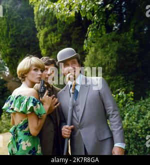 Joanna Lumley, Gareth Hunt et Patrick Macnee Television : The New Avengers (TV-Serie) personnages : Purdey, Mike Gambit, John Steed UK/CAN/FR 1976-1977, 22 septembre 1976 **AVERTISSEMENT** cette photographie est destinée à un usage éditorial exclusif et est protégée par les droits d'auteur d'IDTVSTUDIOCANAL et/ou du photographe désigné par la Société du film ou de la production et ne peut être reproduite que par des publications dans le cadre de la promotion du film susmentionné. Un crédit obligatoire pour IDTVSTUDIONAL est requis. Le photographe doit également être crédité lorsqu'il est connu. Aucune utilisation commerciale ne peut être accordée sans l'autorisation écrite du Banque D'Images