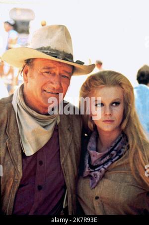 John Wayne & Ann-Margret film The train Robbers (USA 1973) personnages : Lane & MRS Lowe réalisateur : Burt Kennedy 07 février 1973 **AVERTISSEMENT** cette photographie est à usage éditorial seulement et est la propriété de BATJAC PRODUCTIONS et/ou du photographe assigné par The film or production Company et ne peut être reproduite que par des publications en liaison avec la promotion du film ci-dessus. Un crédit obligatoire à BATJAC PRODUCTIONS est requis. Le photographe doit également être crédité lorsqu'il est connu. Aucune utilisation commerciale ne peut être accordée sans autorisation écrite de The film Company. Banque D'Images