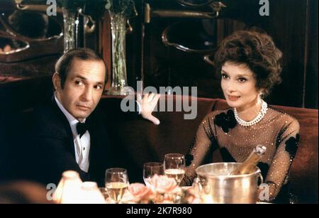 Ben Gazzara et Audrey Hepburn film: Bloodline (USA/DE 1979) personnages: Rhys Williams & Elizabeth Roffe Directeur: Terence Young 29 juin 1979 **AVERTISSEMENT** cette photographie est destinée à un usage éditorial exclusif et est le copyright des IMAGES PARAMOUNT et/ou du photographe assigné par la Société de film ou de production et ne peut être reproduite que par des publications en conjonction avec la promotion du film ci-dessus. Un crédit obligatoire pour LES PHOTOS PARAMOUNT est requis. Le photographe doit également être crédité lorsqu'il est connu. Aucune utilisation commerciale ne peut être accordée sans l'autorisation écrite de la Société du film. Banque D'Images