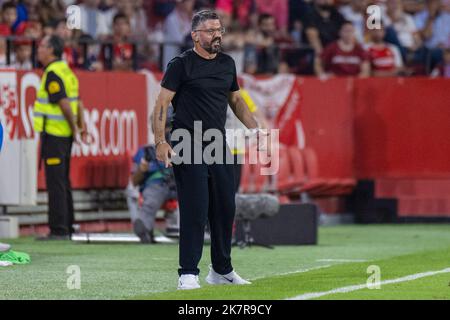 Séville, Séville, Espagne. 18th octobre 2022. Gennaro Gattuso, entraîneur-chef de Valencia CF, donne des instructions pendant le match de la Ligue Santader entre Sevilla CF et Valencia CF à Ramon Sanchez Pizjuan à Séville, Espagne, sur 18 octobre 2022. (Credit image: © Jose Luis Contreras/DAX via ZUMA Press Wire) Banque D'Images