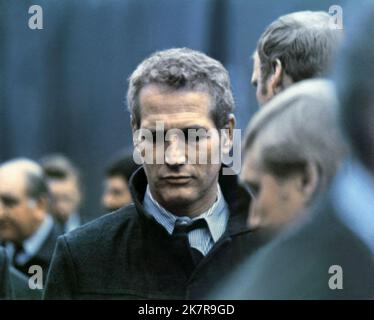 Paul Newman film: The Mackintosh Man (1972) personnages: Joseph Rearden Directeur: John Huston 25 juillet 1973 **AVERTISSEMENT** cette photographie est à usage éditorial exclusif et est le copyright de WARNER BROS et/ou le photographe assigné par la Société de film ou de production et ne peut être reproduite que par des publications dans le cadre de la promotion du film ci-dessus. Un crédit obligatoire pour WARNER BROS est requis. Le photographe doit également être crédité lorsqu'il est connu. Aucune utilisation commerciale ne peut être accordée sans l'autorisation écrite de la Société du film. Banque D'Images