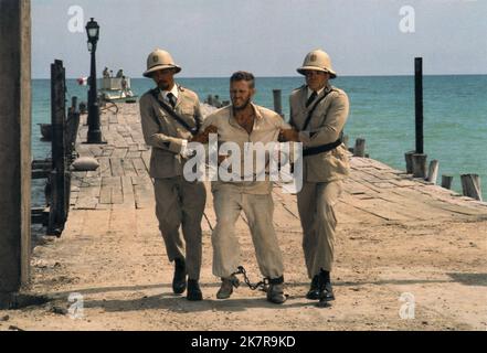 Steve McQueen film: Papillon (1973) personnages: Henri 'papillon' Charriere Directeur: Franklin J. Schaffner 16 décembre 1973 **AVERTISSEMENT** cette photographie est destinée à un usage éditorial exclusif et est protégée par les droits d'auteur d'ALLIED et/ou du photographe assigné par la Société du film ou de la production et ne peut être reproduite que par des publications dans le cadre de la promotion du film ci-dessus. Un crédit obligatoire pour ALLIED est requis. Le photographe doit également être crédité lorsqu'il est connu. Aucune utilisation commerciale ne peut être accordée sans l'autorisation écrite de la Société du film. Banque D'Images