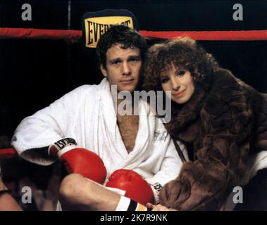 Ryan O'Neal & Barbra Streisand film: The main Event (USA 1979) personnages: & Hillary Kramer Director: Howard Zieff 22 juin 1979 **AVERTISSEMENT** cette photo est destinée à un usage éditorial exclusif et est le copyright de WARNER BROS. Et/ou le photographe désigné par la Société de film ou de production et ne peut être reproduit que par des publications en conjonction avec la promotion du film ci-dessus. Crédit obligatoire pour WARNER BROS. est obligatoire. Le photographe doit également être crédité lorsqu'il est connu. Aucune utilisation commerciale ne peut être accordée sans l'autorisation écrite de la Société du film. Banque D'Images