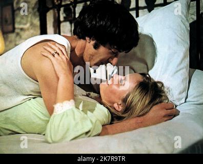 Dustin Hoffman & Susan George film Straw Dogs (1973) réalisateur : Sam Peckinpah 29 décembre 1971 **AVERTISSEMENT** cette photographie est réservée à un usage éditorial et est la propriété de CINERAMA et/ou du photographe désigné par The film or production Company et ne peut être reproduite que par des publications en liaison avec la promotion du film ci-dessus. Un crédit obligatoire à CINERAMA est requis. Le photographe doit également être crédité lorsqu'il est connu. Aucune utilisation commerciale ne peut être accordée sans autorisation écrite de The film Company. Banque D'Images