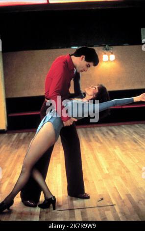 John Travolta & Karen Lynn film: Saturday Night Fever (USA 1977) personnages: Tony Manero & Director: John Badham 14 décembre 1977 **AVERTISSEMENT** cette photographie est destinée à un usage éditorial exclusif et est le droit d'auteur de PARAMOUNT et/ou du photographe assigné par la Société de film ou de production et ne peut être reproduite que par des publications en conjonction avec la promotion du film ci-dessus. Un crédit obligatoire pour PARAMOUNT est requis. Le photographe doit également être crédité lorsqu'il est connu. Aucune utilisation commerciale ne peut être accordée sans l'autorisation écrite de la Société du film. Banque D'Images