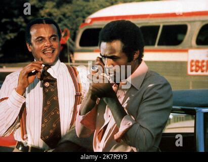 Harry Belafonte & Calvin Lockhart film : Uptown Saturday Night (1972) personnages : Geechie Dan Beauford & Silky Slim Directeur : Sidney Poitier 16 juin 1974 **AVERTISSEMENT** cette photographie est à usage éditorial exclusif et est protégée par les droits d'auteur de WARNER BROS et/ou du photographe assigné par la Société de film ou de production et ne peut être reproduite que par des publications en conjonction avec la promotion du film ci-dessus. Un crédit obligatoire pour WARNER BROS est requis. Le photographe doit également être crédité lorsqu'il est connu. Aucune utilisation commerciale ne peut être accordée sans l'autorisation écrite de la Société du film. Banque D'Images