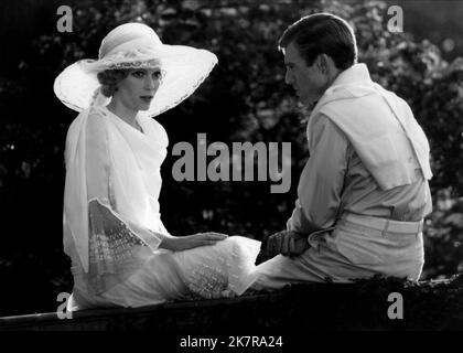 Mia Farrow & Robert Redford film: The Great Gatsby (USA 1974) personnages: Daisy Buchanan & Jay Gatsby Directeur: Jack Clayton 27 mars 1974 **AVERTISSEMENT** cette photographie est destinée à un usage éditorial exclusif et est le droit d'auteur de PARAMOUNT et/ou du photographe attribué par la Société de film ou de production et ne peut être reproduite que par des publications en conjonction avec la promotion du film ci-dessus. Un crédit obligatoire pour PARAMOUNT est requis. Le photographe doit également être crédité lorsqu'il est connu. Aucune utilisation commerciale ne peut être accordée sans l'autorisation écrite de la Société du film. Banque D'Images