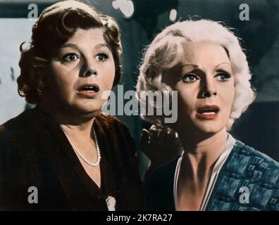 Shelley Winters & Debbie Reynolds film : quelle est la question avec Helen ? (USA 1971) Directeur: Curtis Harrington 30 juin 1971 **AVERTISSEMENT** cette photographie est à usage éditorial exclusif et est le droit d'auteur des ARTISTES UNIS et/ou du photographe assigné par la Société du film ou de la production et ne peut être reproduite que par des publications dans le cadre de la promotion du film ci-dessus. Un crédit obligatoire pour LES ARTISTES UNIS est requis. Le photographe doit également être crédité lorsqu'il est connu. Aucune utilisation commerciale ne peut être accordée sans l'autorisation écrite de la Société du film. Banque D'Images