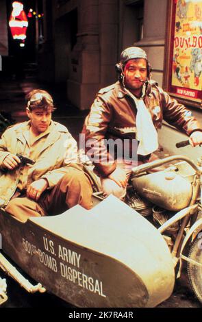 DaN Aykroyd & John Belushi film: 1941 (USA 1979) personnages: Sgt. Frank Tree & Capt Wild Bill Kelso Directeur : Steven Spielberg 13 décembre 1979 **AVERTISSEMENT** cette photographie est à usage éditorial exclusif et est le droit d'auteur de COLUMBIA et/ou le photographe assigné par la Société du film ou de la production et ne peut être reproduite que par des publications dans le cadre de la promotion du film ci-dessus. Un crédit obligatoire pour LA COLOMBIE est requis. Le photographe doit également être crédité lorsqu'il est connu. Aucune utilisation commerciale ne peut être accordée sans l'autorisation écrite de la Société du film. Banque D'Images