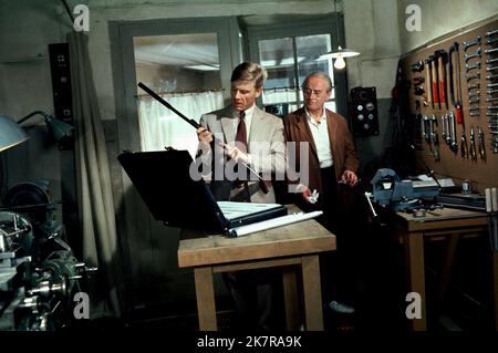 Edward Fox & Cyril Cusack film: The Day of the Jackal (1972) personnages: The Jackal & The Gunsmith Director: Fred Zinnemann 16 mai 1973 **AVERTISSEMENT** cette photographie est à usage éditorial exclusif et est le copyright de MCAUNIVERSAL et/ou le photographe assigné par la Société du film ou de la production et ne peut être reproduite que par des publications dans le cadre de la promotion du film ci-dessus. Un crédit obligatoire pour MCAUNIVERSAL est requis. Le photographe doit également être crédité lorsqu'il est connu. Aucune utilisation commerciale ne peut être accordée sans l'autorisation écrite de la Société du film. Banque D'Images