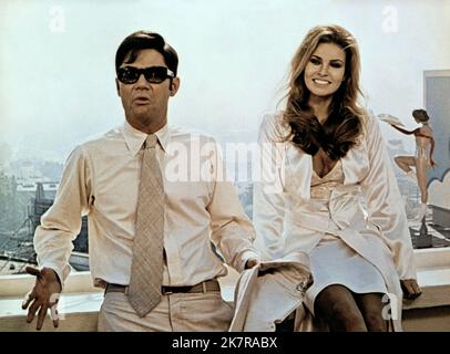 Film Rex Reed & Raquel Welch : Myra Breckinridge (1971) personnages : Myron & Myra Breckinridge Directeur : Michael Sarne 24 juin 1970 **AVERTISSEMENT** cette photographie est à usage éditorial exclusif et est le droit d'auteur de 20 CENTURY FOX et/ou le photographe assigné par la Société de film ou de production et ne peut être reproduite que par des publications dans le cadre de la promotion du film ci-dessus. Un crédit obligatoire à 20 CENTURY FOX est requis. Le photographe doit également être crédité lorsqu'il est connu. Aucune utilisation commerciale ne peut être accordée sans l'autorisation écrite de la Société du film. Banque D'Images