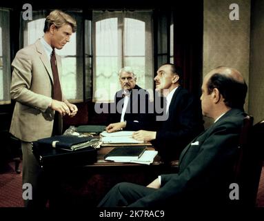 Edward Fox & Eric porter film: The Day of the Jackal (1973) personnages: The Jackal & Colonel Rodin Directeur: Fred Zinnemann 16 mai 1973 **AVERTISSEMENT** cette photographie est à usage éditorial exclusif et est le copyright de MCAUNIVERSAL et/ou le photographe assigné par la Société du film ou de la production et ne peut être reproduite que par des publications dans le cadre de la promotion du film ci-dessus. Un crédit obligatoire pour MCAUNIVERSAL est requis. Le photographe doit également être crédité lorsqu'il est connu. Aucune utilisation commerciale ne peut être accordée sans l'autorisation écrite de la Société du film. Banque D'Images