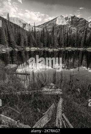 La montagne Ypsile et le mont Chiquita se reflètent dans l'eau calme du lac Chipmunk avec la première lumière de l'heure d'or dans la région de Rocky Mountain National Pa Banque D'Images