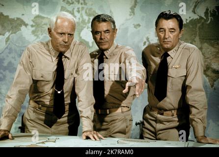 Henry Fonda, Glenn Ford & Robert Mitchum film: Midway; Battle of Midway (USA 1976) personnages: Admiral Chester W. Nimitz,contre-amiral Raymond A. Spruance,Admiral William F. Halsey Directeur: Jack Smay 18 juin 1976 **AVERTISSEMENT** cette photographie est destinée à un usage éditorial exclusif et est protégée par les droits d'auteur des IMAGES UNIVERSELLES et/ou du photographe attribué par la Société de film ou de production et ne peut être reproduite que par des publications dans le cadre de la promotion du film ci-dessus. Un crédit obligatoire pour LES PHOTOS UNIVERSELLES est requis. Le photographe doit également être crédité lorsqu'il est connu. Pas de commercial u Banque D'Images