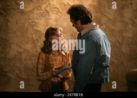 Sondra Locke & Clint Eastwood film: Tous les sens mais lâche (USA 1978) personnages: Lynn Halsey-Taylor & Philo Beddoe Directeur: James Fargo 16 décembre 1978 **AVERTISSEMENT** cette photographie est destinée à un usage éditorial seulement et est le copyright de WARNER BROS. Et/ou le photographe désigné par la Société de film ou de production et ne peut être reproduit que par des publications en conjonction avec la promotion du film ci-dessus. Crédit obligatoire pour WARNER BROS. est obligatoire. Le photographe doit également être crédité lorsqu'il est connu. Aucune utilisation commerciale ne peut être accordée sans l'autorisation écrite de la Société du film. Banque D'Images