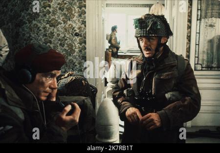 Dirk Bogarde & Anthony Hopkins film: A Bridge Too Far (UK/USA 1977) personnages: Lieutenant général Frederick A.M. Browning & Lt. Col. John D. Frost Directeur : Richard Attenborough 15 juin 1977 **AVERTISSEMENT** cette photographie est à usage éditorial exclusif et est le droit d'auteur des ARTISTES UNIS et/ou du photographe assigné par la Société de film ou de production et ne peut être reproduite que par des publications dans le cadre de la promotion du film ci-dessus. Un crédit obligatoire pour LES ARTISTES UNIS est requis. Le photographe doit également être crédité lorsqu'il est connu. Aucune utilisation commerciale ne peut être accordée sans autorisation écrite Banque D'Images