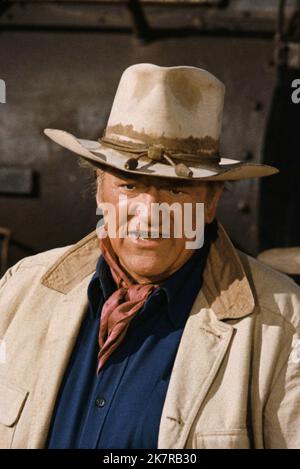 John Wayne film The train Robbers (USA 1973) personnages : Lane réalisateur : Burt Kennedy 07 février 1973 **AVERTISSEMENT** cette photographie est à usage éditorial exclusif et est la propriété de BATJAC PRODUCTIONS et/ou du photographe désigné par The film or production Company et ne peut être reproduite que par des publications dans le cadre de la promotion du film ci-dessus. Un crédit obligatoire à BATJAC PRODUCTIONS est requis. Le photographe doit également être crédité lorsqu'il est connu. Aucune utilisation commerciale ne peut être accordée sans autorisation écrite de The film Company. Banque D'Images