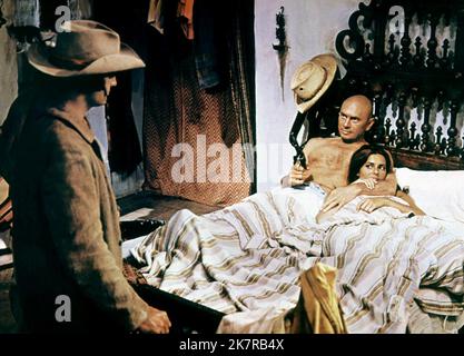 YUL Brynner & Daliah Lavi film : Catlow (USA/UK 1971) Directeur : Sam Wanamaker 01 octobre 1971 **AVERTISSEMENT** cette photographie est destinée à un usage éditorial exclusif et est protégée par les droits d'auteur de MGM et/ou du photographe attribué par la Société de film ou de production et ne peut être reproduite que par des publications dans le cadre de la promotion du film ci-dessus. Un crédit obligatoire pour MGM est requis. Le photographe doit également être crédité lorsqu'il est connu. Aucune utilisation commerciale ne peut être accordée sans l'autorisation écrite de la Société du film. Banque D'Images