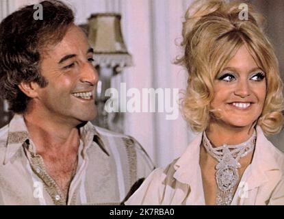 Peter Sellers & Goldie Hawn film: There'S A Girl in My Soup (UK 1970) personnages: Robert Danvers & Marion Directeur: Roy Boutting 15 décembre 1970 **AVERTISSEMENT** cette photographie est à usage éditorial exclusif et est le droit d'auteur des IMAGES DE COLUMBIA et/ou du photographe assigné par la Société de film ou de production et ne peut être reproduite que par des publications dans le cadre de la promotion du film ci-dessus. Un crédit obligatoire pour LES PHOTOS DE COLUMBIA est requis. Le photographe doit également être crédité lorsqu'il est connu. Aucune utilisation commerciale ne peut être accordée sans l'autorisation écrite de la Société du film. Banque D'Images