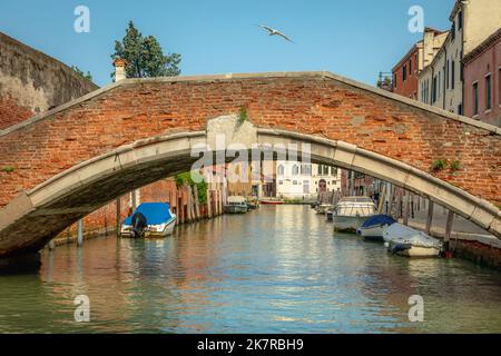 Paisible canal scénaraire dans la romantique Venise au printemps, Italie Banque D'Images
