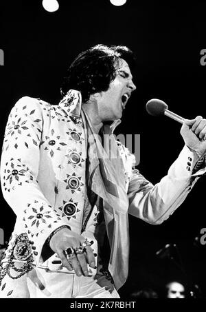 Elvis Presley film: Elvis on Tour (Musik-Dokumentation) personnages: Lui USA 1972, Directeur: Robert Abel & Pierre Adidge 01 novembre 1972 **AVERTISSEMENT** cette photographie est destinée à un usage éditorial exclusif et est protégée par les droits d'auteur de MGM et/ou du photographe attribué par la société film ou production et ne peut être reproduite que par des publications dans le cadre de la promotion du film ci-dessus. Un crédit obligatoire pour MGM est requis. Le photographe doit également être crédité lorsqu'il est connu. Aucune utilisation commerciale ne peut être accordée sans l'autorisation écrite de la Société du film. Banque D'Images