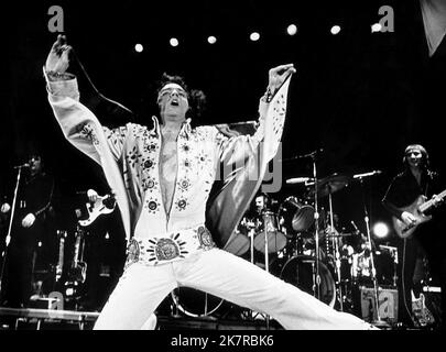 Elvis Presley film: Elvis on Tour (Musik-Dokumentation) personnages: Lui USA 1972, Directeur: Robert Abel & Pierre Adidge 01 novembre 1972 **AVERTISSEMENT** cette photographie est destinée à un usage éditorial exclusif et est protégée par les droits d'auteur de MGM et/ou du photographe attribué par la société film ou production et ne peut être reproduite que par des publications dans le cadre de la promotion du film ci-dessus. Un crédit obligatoire pour MGM est requis. Le photographe doit également être crédité lorsqu'il est connu. Aucune utilisation commerciale ne peut être accordée sans l'autorisation écrite de la Société du film. Banque D'Images