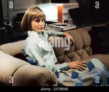 Carrie Snodgress film Diary of A Mad Housewife (1970) personnages : Tina Balser réalisateur : Frank Perry 10 août 1970 **AVERTISSEMENT** cette photographie est destinée à un usage éditorial seulement et est la propriété d'UNIVERSAL et/ou du photographe assigné par le film ou la société de production et ne peut être reproduite que par des publications en liaison avec la promotion du film ci-dessus. Un crédit obligatoire pour UNIVERSAL est requis. Le photographe doit également être crédité lorsqu'il est connu. Aucune utilisation commerciale ne peut être accordée sans autorisation écrite de The film Company. Banque D'Images