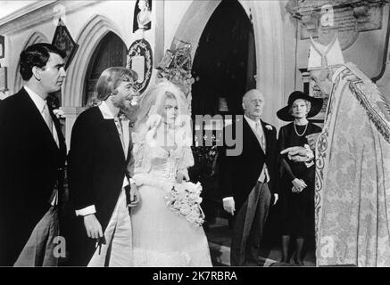 James Villiers, Peter O'Toole, Carolyn Seymour, Harry Andrews, Coral Browne & Alastair SIM film: The Rudering Class (1971) personnages: Dinsdale Gurney,Jack Arnold Alexander Tanccred Gurney - 14th comte de Gurney,Grace Shelley,Ralph Gurney - 13th comte de Gurney,Lady Claire Gurney & Bishop Bertie Lampton Directeur: Peter Medak 10 mai 1972 **AVERTISSEMENT** cette photographie est à usage éditorial exclusif et est le droit d'auteur de L'AMBASSADE et/ou du photographe assigné par la Société du film ou de la production et ne peut être reproduite que par des publications dans le cadre de la promotion du film ci-dessus. A Cr obligatoire Banque D'Images