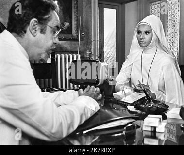 Fernando Rey & Sophia Loren film: The Sin; White Sister (Bianco) personnages: Jefe medio, Hermana Germana Rosso, E..., IT/FR/E 1972, Directeur: Alberto Lattuada 31 mars 1972 **AVERTISSEMENT** cette photographie est à usage éditorial exclusif et est le droit d'auteur de LES FILMS CONCORDIA et/ou le photographe assigné par la Société de film ou de production et ne peut être reproduite que par des publications dans le cadre de la promotion du film ci-dessus. Un crédit obligatoire pour LES FILMS CONCORDIA est requis. Le photographe doit également être crédité lorsqu'il est connu. Aucune utilisation commerciale ne peut être accordée sans autorisation écrite Banque D'Images