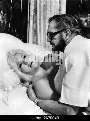 Diana DORS & Vincent Price film: Theatre of Blood; Theatre of Blood (UK 1973) personnages: MAISIE PSALTRY, EDWARD LIONHEART / basé sur des pièces de Shakespeare (non crédité) Directeur: Douglas Hickox 16 mars 1973 **AVERTISSEMENT** cette photographie est à usage éditorial exclusif et est protégée par les droits d'auteur des PRODUCTIONS CINEMAN et/ou du photographe assigné par la Société de film ou de production et ne peut être reproduite que par des publications en conjonction avec la promotion du film ci-dessus. Un crédit obligatoire pour LES PRODUCTIONS CINEMAN est requis. Le photographe doit également être crédité lorsqu'il est connu. Aucune utilisation commerciale ne peut Banque D'Images