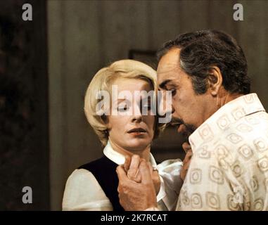 Delphine Seyrig & Fernando Rey film : le charme discret de la bourgeoisie (le charme discret de la bourgeoisie) FR 1972, Directeur : Luis Bunuel 15 septembre 1972 **AVERTISSEMENT** cette photographie est à usage éditorial exclusif et est le copyright des PRODUCTIONS CINÉMATOGRAPHIQUES DE GREENWICH et/ou du photographe attribué par la Société de film ou de production et ne peut être reproduite que par des publications en conjonction avec la promotion du film ci-dessus. Un crédit obligatoire pour LES PRODUCTIONS CINÉMATOGRAPHIQUES DE GREENWICH est requis. Le photographe doit également être crédité lorsqu'il est connu. Aucune utilisation commerciale ne peut être accordée sans au écrit Banque D'Images