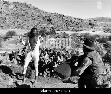 Harry Belafonte & Sidney Poitier film: Buck and the Preacher (1972) personnages: The Preacher, Buck Director: Sidney Poitier 17 mars 1972 **AVERTISSEMENT** cette photographie est à usage éditorial exclusif et est protégée par les droits d'auteur de COLUMBIA et/ou du photographe assigné par la Société de film ou de production et ne peut être reproduite que par des publications dans le cadre de la promotion du film ci-dessus. Un crédit obligatoire pour LA COLOMBIE est requis. Le photographe doit également être crédité lorsqu'il est connu. Aucune utilisation commerciale ne peut être accordée sans l'autorisation écrite de la Société du film. Banque D'Images