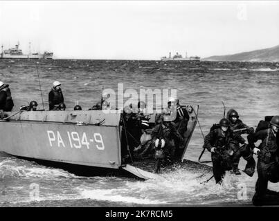 Beach Landing Scene film: Patton (USA 1970) Directeur: Franklin J. Schaffner 04 février 1970 **AVERTISSEMENT** cette photographie est à usage éditorial exclusif et est le droit d'auteur de 20th CENTURY FOX et/ou le photographe assigné par la Société de film ou de production et ne peut être reproduite que par des publications dans le cadre de la promotion du film ci-dessus. Un crédit obligatoire à 20th CENTURY FOX est requis. Le photographe doit également être crédité lorsqu'il est connu. Aucune utilisation commerciale ne peut être accordée sans l'autorisation écrite de la Société du film. Banque D'Images