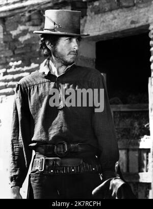 Bob Dylan film: Pat Garrett et Billy The Kid; Pat Garrett et Billy The Kid (USA 1973) Directeur: Sam Peckinpah 23 mai 1973 **AVERTISSEMENT** cette photographie est destinée à un usage éditorial exclusif et est protégée par les droits d'auteur de MGM et/ou du photographe attribué par la Société de film ou de production et ne peut être reproduite que par des publications dans le cadre de la promotion du film ci-dessus. Un crédit obligatoire pour MGM est requis. Le photographe doit également être crédité lorsqu'il est connu. Aucune utilisation commerciale ne peut être accordée sans l'autorisation écrite de la Société du film. Banque D'Images