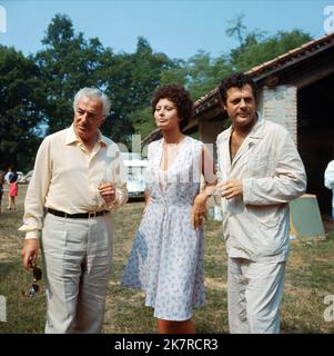 Vittorio de Sica, Sophia Loren & Marcello Mastroianni film: Sunflower; I Girasoli; les fleurs du Soleil (il GIRASOLI) personnages: Giovanna, Antonio IT/FR/URSS 1970, Directeur: Vittorio de Sica 14 mars 1970 **AVERTISSEMENT** cette photographie est à usage éditorial exclusif et est le droit d'auteur de L'AMBASSADE D'AVCO et/ou du photographe assigné par la Société de film ou de production et ne peut être reproduite que par des publications en conjonction avec la promotion du film ci-dessus. Un crédit obligatoire pour L'AMBASSADE AVCO est requis. Le photographe doit également être crédité lorsqu'il est connu. Aucune utilisation commerciale ne peut être accordée avec Banque D'Images