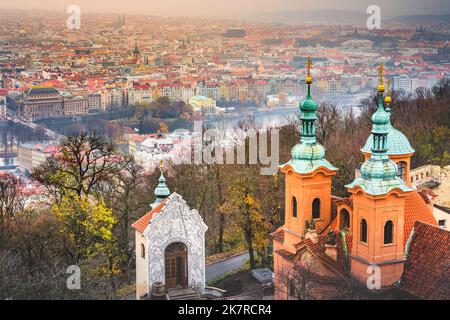 Au-dessus de l'église Saint-Laurent et de la vieille ville de Prague tours et dômes au crépuscule, tchèque Banque D'Images