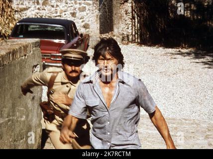 Charles Bronson film Breakout (1970) personnages : Nick Colton réalisateur : Tom Gries 07 mars 1975 **AVERTISSEMENT** cette photographie est destinée à un usage éditorial seulement et est la propriété de COLUMBIA et/ou du photographe désigné par The film or production Company et ne peut être reproduite que par des publications dans le cadre de la promotion du film ci-dessus. Un crédit obligatoire à COLUMBIA est requis. Le photographe doit également être crédité lorsqu'il est connu. Aucune utilisation commerciale ne peut être accordée sans autorisation écrite de The film Company. Banque D'Images