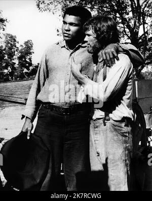 Muhammad Ali & Kris Kristofferson film: Freedom Road (TV-film) personnages: Gideon Jackson, Abner Lait USA 1979, / Cassius Clay Directeur: Jan Kadir 29 octobre 1979 **AVERTISSEMENT** cette photographie est destinée à un usage éditorial exclusif et est le droit d'auteur du GROUPE de DIVERTISSEMENT BRAUN et/ou du photographe assigné par la Société de film ou de production et ne peut être reproduite que par des publications dans le cadre de la promotion du film ci-dessus. Un crédit obligatoire pour le GROUPE DE DIVERTISSEMENT BRAUN est requis. Le photographe doit également être crédité lorsqu'il est connu. Aucune utilisation commerciale ne peut être accordée sans autorisation écrite Banque D'Images