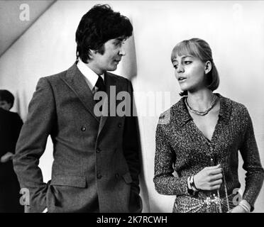 Frank Langella & Carrie Snodgress film Diary of A Mad Housewife (1974) personnages : George Prager, Tina Balser réalisateur : Frank Perry 10 août 1970 **AVERTISSEMENT** cette photographie est à usage éditorial seulement et est la propriété d'UNIVERSAL et/ou du photographe assigné par The film or production Company et ne peut être reproduite que par des publications en liaison avec la promotion du film ci-dessus. Un crédit obligatoire pour UNIVERSAL est requis. Le photographe doit également être crédité lorsqu'il est connu. Aucune utilisation commerciale ne peut être accordée sans autorisation écrite de The film Company. Banque D'Images