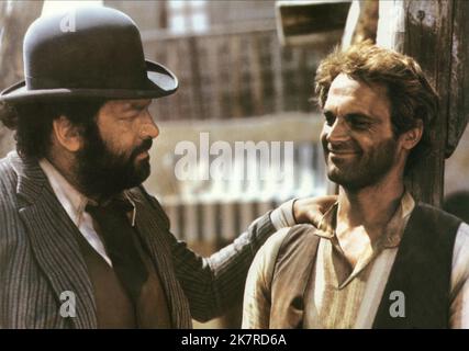 Bud Spencer & Terence Hill film: Trinity est encore mon nom! (Continuavano a chiamarlo Trinita) personnages: Bambino, Trinità IT 1971, Directeur: Enzo Barboni 21 octobre 1971 **AVERTISSEMENT** cette photographie est destinée à un usage éditorial exclusif et est protégée par les droits d'auteur du FILM WEST et/ou du photographe attribué par la Société de film ou de production et ne peut être reproduite que par des publications dans le cadre de la promotion du film ci-dessus. Un crédit obligatoire pour LE FILM WEST est requis. Le photographe doit également être crédité lorsqu'il est connu. Aucune utilisation commerciale ne peut être accordée sans l'autorisation écrite de film Comp Banque D'Images