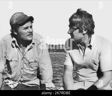 Robert Shaw & Peter Benchley film: JAWS (USA 1975) Directeur: Steven Spielberg 20 juin 1975 **AVERTISSEMENT** cette photographie est à usage éditorial exclusif et est le droit d'auteur d'UNIVERSAL et/ou du photographe assigné par la Société de film ou de production et ne peut être reproduite que par des publications en conjonction avec la promotion du film ci-dessus. Un crédit obligatoire pour UNIVERSEL est requis. Le photographe doit également être crédité lorsqu'il est connu. Aucune utilisation commerciale ne peut être accordée sans l'autorisation écrite de la Société du film. Banque D'Images