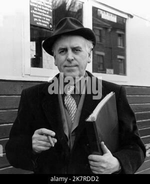 George Cole Television: Minder (1972) personnages: Arthur Daley Directeur: Dennis Abey, Roy Ward Baker 01 mai 1979 **AVERTISSEMENT** cette photographie est à usage éditorial exclusif et est le droit d'auteur d'ITV et/ou le photographe assigné par la Société de film ou de production et ne peut être reproduite que par des publications en conjonction avec la promotion du film ci-dessus. Un crédit obligatoire pour ITV est requis. Le photographe doit également être crédité lorsqu'il est connu. Aucune utilisation commerciale ne peut être accordée sans l'autorisation écrite de la Société du film. Banque D'Images