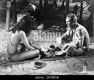 Ratna Assan & Steve McQueen film: Papillon (1973) personnages: Zoraima, Henri 'papillon' Charriere Directeur: Franklin J. Schaffner 16 décembre 1973 **AVERTISSEMENT** cette photographie est destinée à un usage éditorial exclusif et est protégée par les droits d'auteur d'ALLIED et/ou du photographe assigné par la Société du film ou de la production et ne peut être reproduite que par des publications dans le cadre de la promotion du film ci-dessus. Un crédit obligatoire pour ALLIED est requis. Le photographe doit également être crédité lorsqu'il est connu. Aucune utilisation commerciale ne peut être accordée sans l'autorisation écrite de la Société du film. Banque D'Images